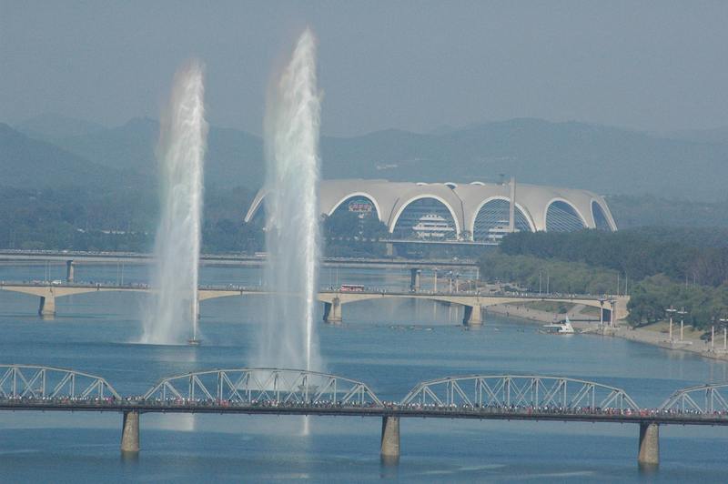 Ficheiro:Fishing on the Taedong River 대동강 in Pyongyang